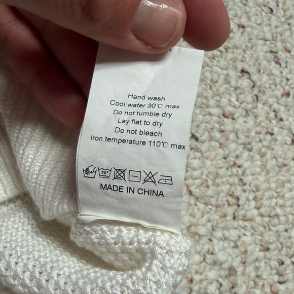 White Sleeveless Knit Top Size Small - Picture 3 of 5